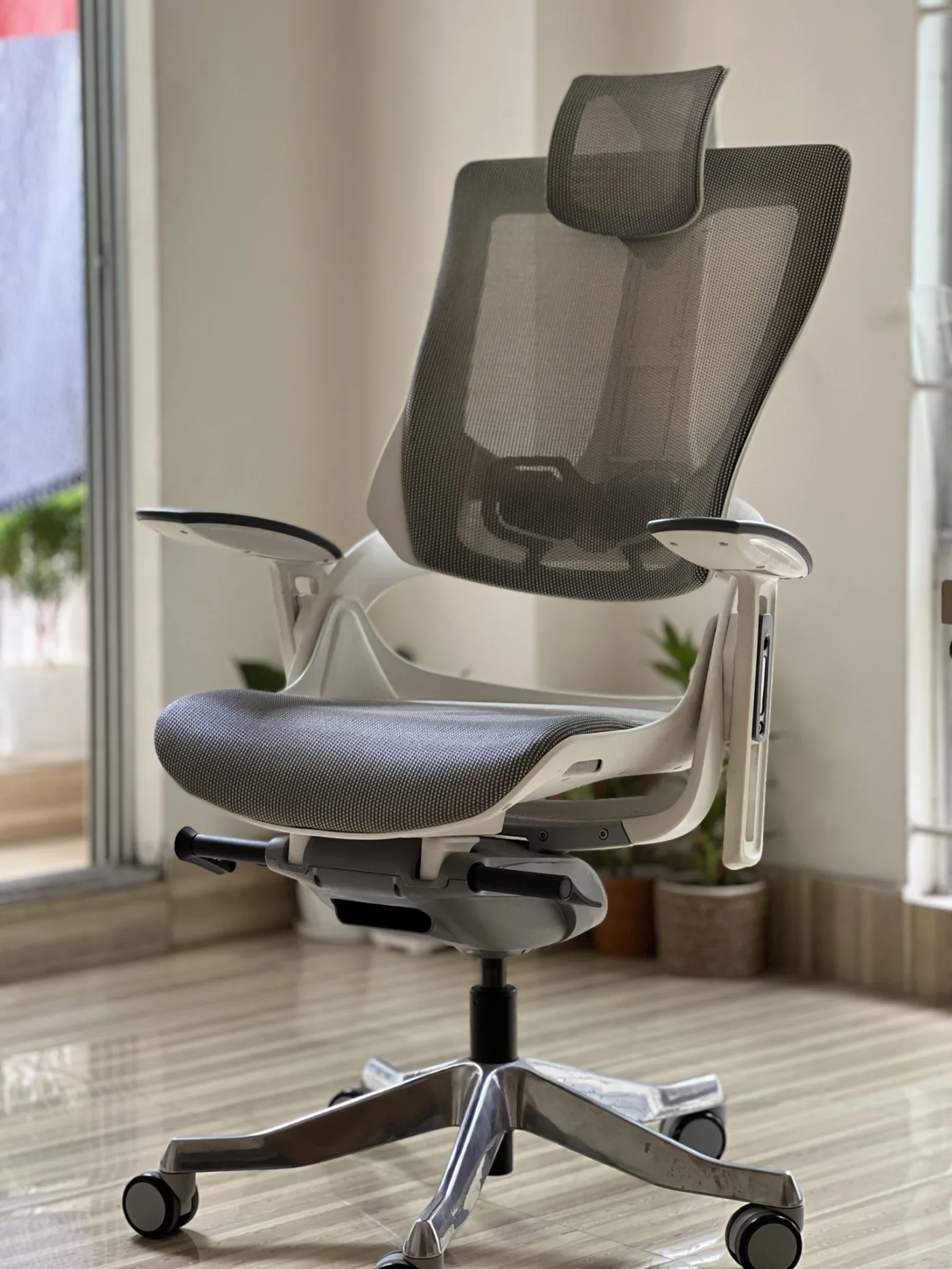 Cadeira de escritório ergonômica em ambiente iluminado.